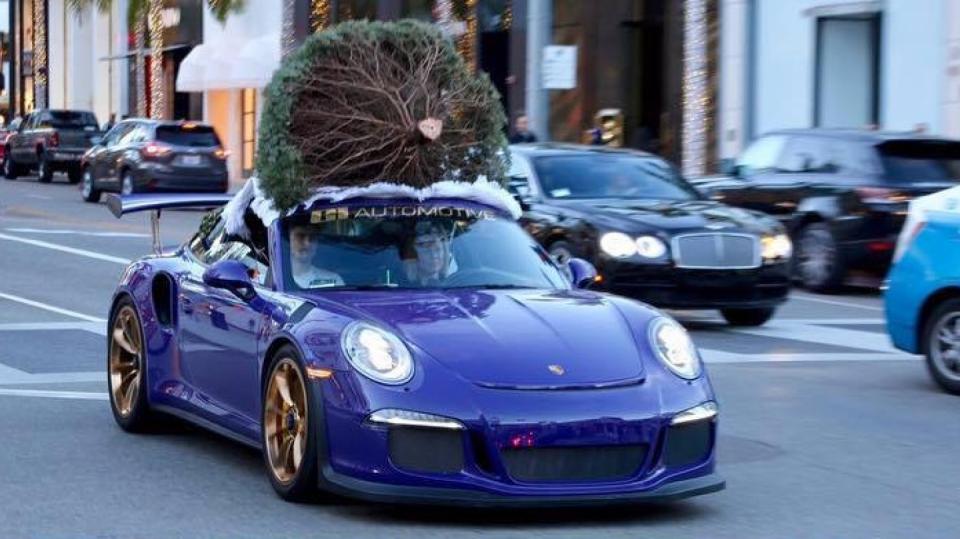 Vánoční nákupy ve stylu! Stromeček vezli v Porsche GT3